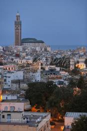 Image du Maroc Professionnelle de  Cette photo prise d'un grand immeuble à l'aube du Mercredi 3 avril 2013  nous découvre en premier plan l'ancienne médina de Casablanca et au fond en bordure de l'océan Atlantique la fameuse Mosquée Hassan II. (Photo / Abdeljalil Bounhar)